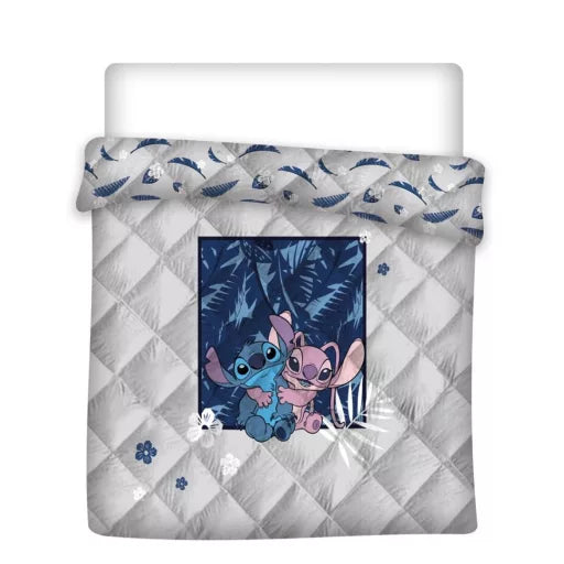🌺💙 Couvre‑lit matelassé Disney Lilo & Stitch – motif « Câlin du chien étoile » – 240 × 220 cm