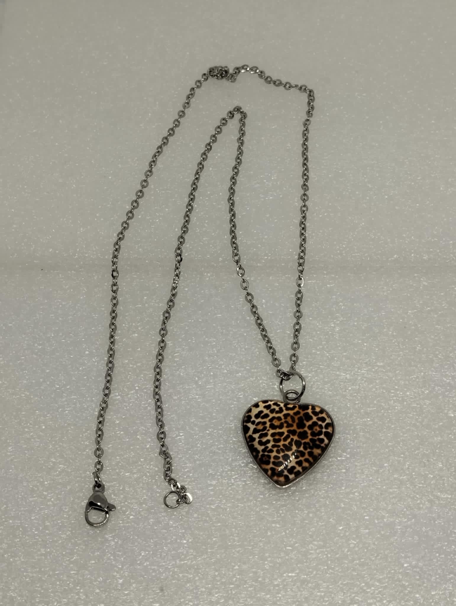 🐆✨ Collier Cœur en Verre Léopard